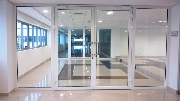 ứng dụng thực tế của cửa nhôm kính