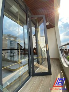 Cửa đi Savio hệ 65 kính hộp nan đồng tại Bình Dương
