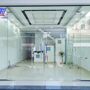 Cửa kính bản lề sàn thủy lực tại Bình Dương