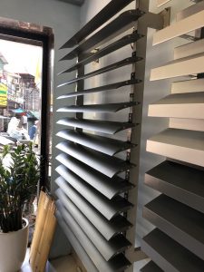 Báo giá thi công cửa chớp lật nhôm Xingfa tại Bình Dương