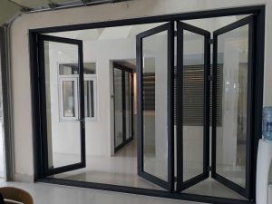Kích thước cửa chính có 4 cánh nhôm xingfa