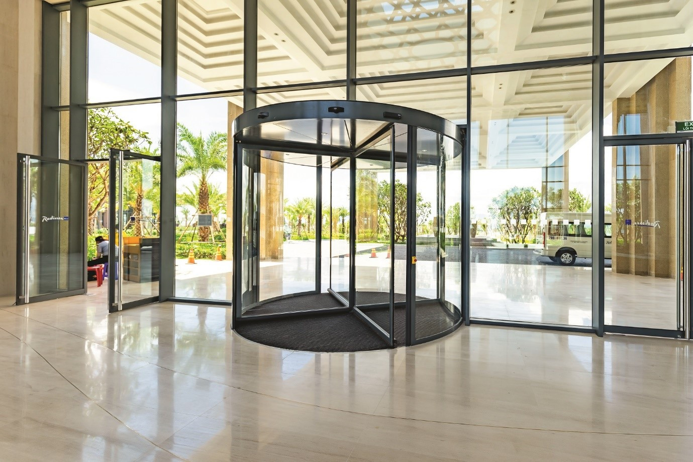 Ứng dụng cửa nhôm thủy lực trong nhà ở, văn phòng, showroom, khách sạn